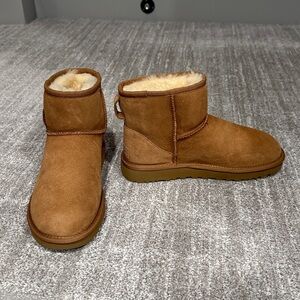 New Uggs Ugg classic mini chestnut size 6 / 37